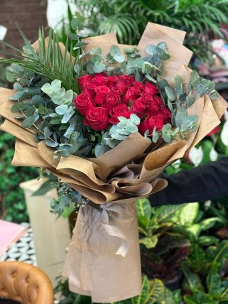 Doğal Zarafet Kırmızı Gül Buketi