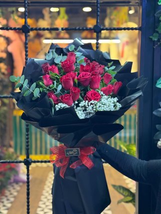 Siyah Zarafet Kırmızı Gül Buketi