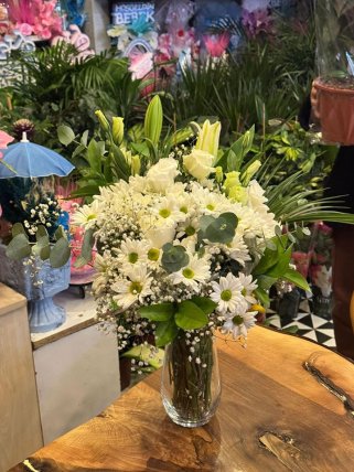 Cam Vazoda Beyaz Çiçekler