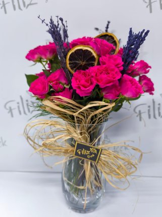 Vazoda Pembe Çardak Gülleri