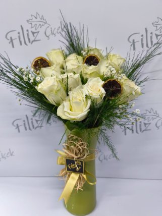 Limon Yeşili Vazoda 15 Beyaz Gül