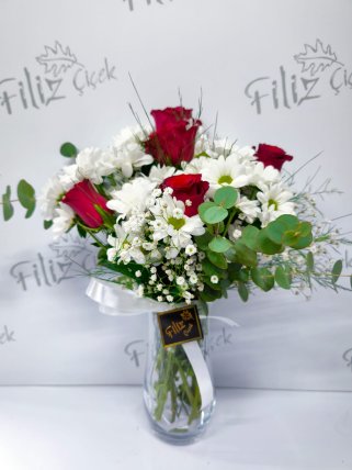 Kırmızı Güller ve Beyaz Papatyalar