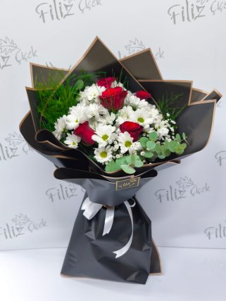 Siyah Paketli Kırmızı Gül ve Papatya Buketi
