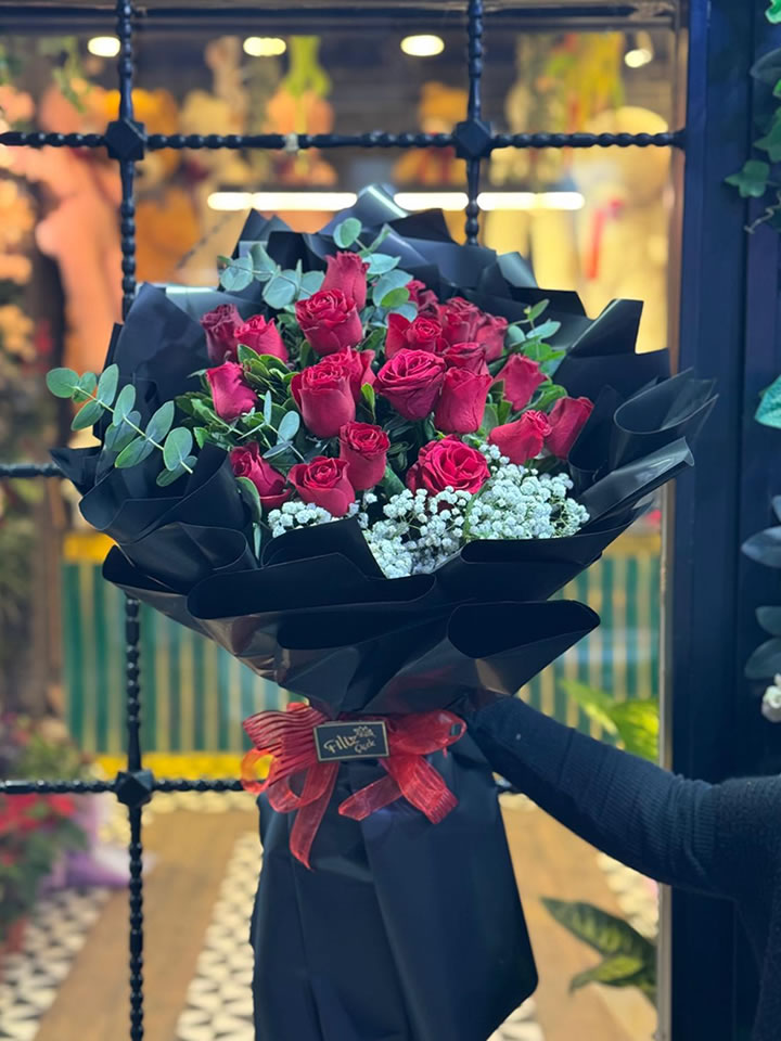 Siyah Zarafet Kırmızı Gül Buketi