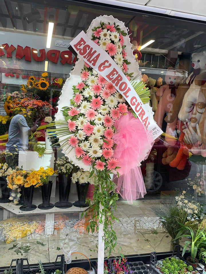 Pembe ve Beyaz Çiçekli Şık Çelenk