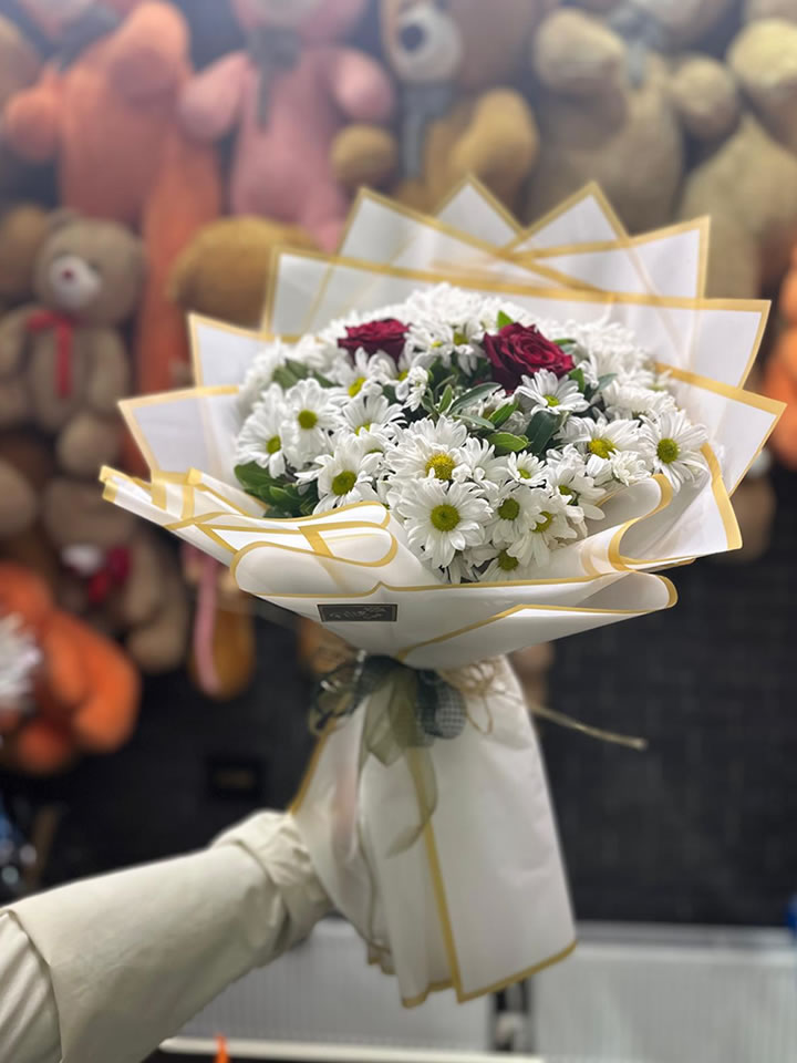 Beyaz Papatya ve 2 Kırmızı Gül