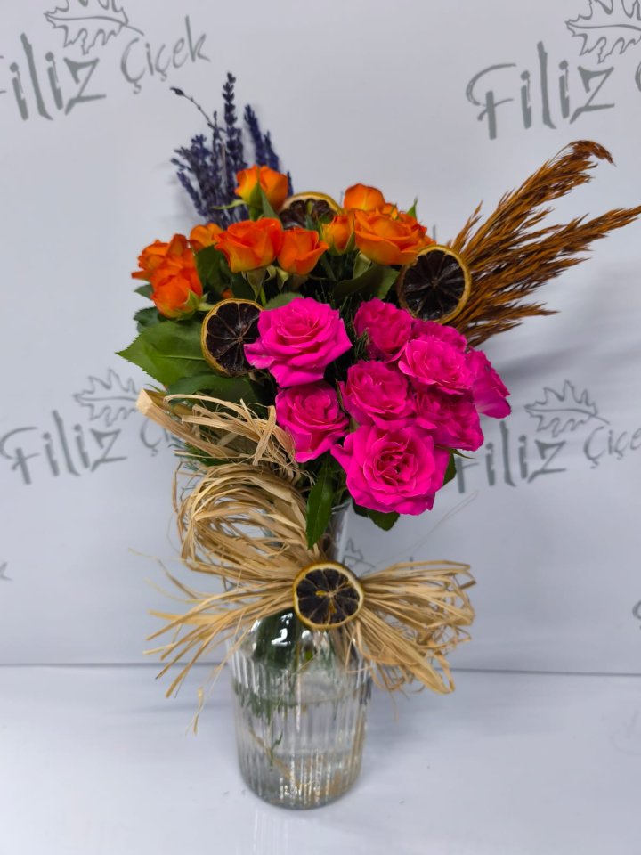 Çizgili Vazoda Pembe Turuncu Çardak Güller