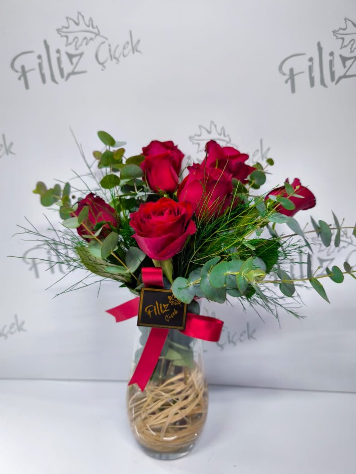 Vazoda 7 Kırmızı Gül