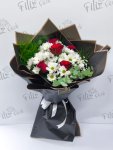 Çiçekçi - Siyah Paketli Kırmızı Gül ve Papatya Buketi