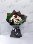 Çiçekçi - Siyah Paketli Kırmızı Gül ve Papatya Buketi